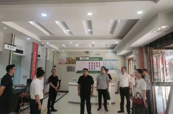 商洛金融监管分局与商洛市银行业协会一行赴山阳县慰问…